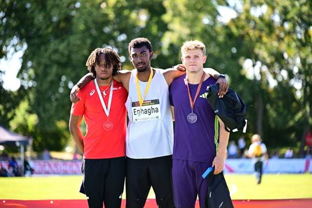 Akira Eghagha ( 312) steht mit Goldmedaille in der Mitte, flankiert von Bright Otiora (links, Silber) und Jakob Kemminer (rechts, Bronze) bei der Siegerehrung im Michael-Hoffmann-Stadion Mannheim. Alle drei Athleten tragen ihre Medaillen und posieren gemeinsam für das Siegerfoto. Akira Eghagha ( 312), Jakob Kemminer und Bright Otiora bei der Siegerehrung in Mannheim