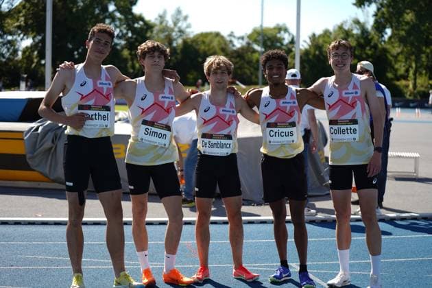 Fünf Athleten posieren gemeinsam auf der Tartanbahn des Michael-Hoffmann-Stadions in Mannheim beim 32. Brauhaus Junioren-Gala-Meeting. Die Startnummern zeigen die Namen Barthel, Simon, De Samblancx, Cricus und Collette. Barthel, Simon, De Samblancx, Cricus und Collette beim Junioren-Gala Mannheim