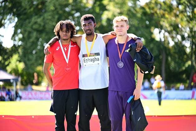 Akira Eghagha (Mitte, 312, Schweiz) posiert mit Goldmedaille und Startnummer bei der Siegerehrung der Junioren-Gala Mannheim 2024, flankiert von Bright Otiora (links, Silber) und Jakob Kemminer (rechts, Bronze). Akira Eghagha, Bright Otiora und Jakob Kemminer bei der Siegerehrung in Mannheim