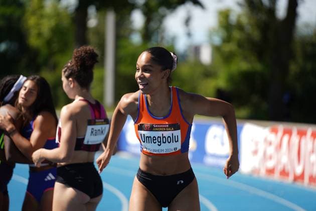 Joy Umegbolu ( 335) von Switzerland läuft strahlend lächelnd über die blaue Tartanbahn des Michael-Hoffmann-Stadions in Mannheim. Im Hintergrund ist Timea Rankl ( 326, Switzerland) zu sehen. Joy Umegbolu ( 335) bei der 32. Bauhaus Junioren-Gala in Mannheim
