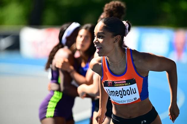 Joy Umegbolu ( 353, South Africa) läuft mit sichtlicher Freude und offenem Mund im Vordergrund, ihr Startnummernschild zeigt deutlich den Namen Umegbolu sowie den Veranstaltungshinweis Mannheim 2026 . Im Hintergrund sind zwei weitere Athletinnen unscharf zu erkennen. Joy Umegbolu beim Sprint bei der 32. Junioren-Gala Mannheim 2026