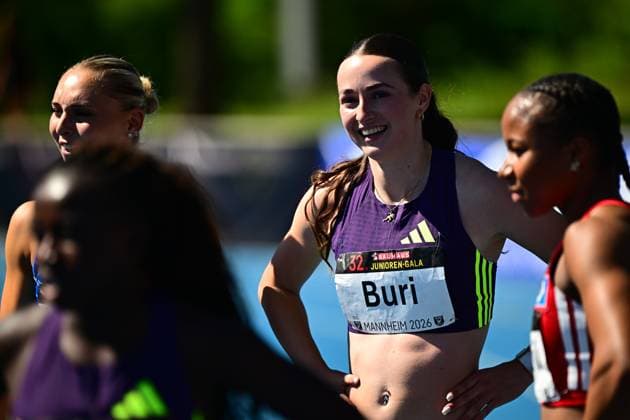 Xenia Buri (Switzerland, 310) lächelt entspannt vor dem Wettkampf bei der 32. BAUHAUS Junioren-Gala in Mannheim. Weitere Athletinnen sind im Hintergrund zu sehen. Xenia Buri ( 310) bei der BAUHAUS Junioren-Gala Mannheim 2026