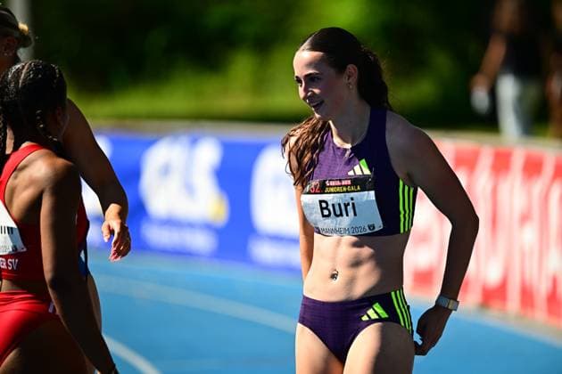 Xenia Buri (Switzerland, 310) steht nach ihrem Lauf auf der blauen Tartanbahn des Michael-Hoffmann-Stadions in Mannheim. Auf ihrer Startnummer ist der Name Buri sowie der Schriftzug Mannheim 2026 zu lesen. Xenia Buri ( 310) bei der Junioren-Gala Mannheim 2026