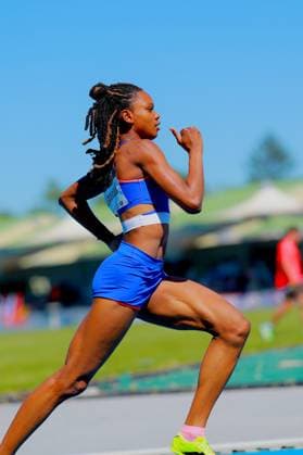 Shade Laporal ( 162) aus Frankreich läuft in vollem Stride auf der Tartanbahn des Michael-Hoffmann-Stadions in Mannheim. Die Athletin ist in der Seitenansicht zu sehen und zeigt eine kraftvolle Laufbewegung. Shade Laporal ( 162) beim 400m-Lauf im Michael-Hoffmann-Stadion Mannheim