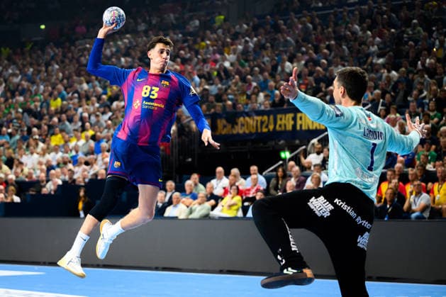 Koeln, Deutschland: Handball EHF CL Final 4 - Halbfinale - Aalborg Handbold - Barca v.li. Ian Torrebejano (Barcelona), Niklas Landin (Aalborg) Koeln Lanxess Arena Nordrhein-Westfalen Deutschland