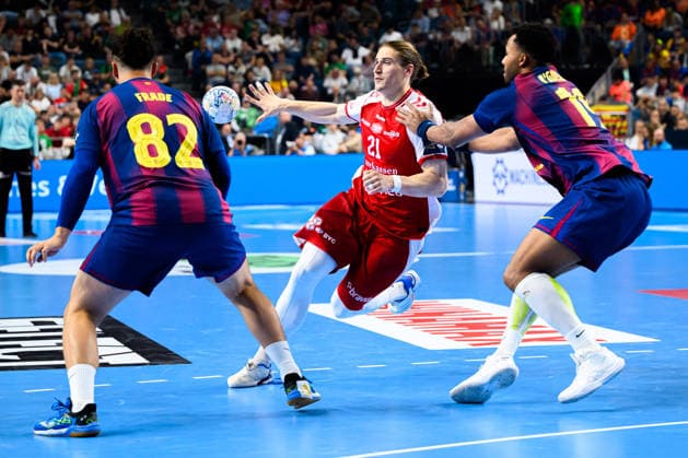 Koeln, Deutschland: Handball EHF CL Final 4 - Halbfinale - Aalborg Handbold - Barca v.li. Luis Frade (Barcelona), Juri Knorr (Aalborg), Timothey N guessan (Barcelona) Koeln Lanxess Arena Nordrhein-Westfalen Deutschland