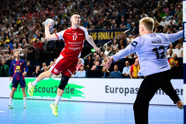 Koeln, Deutschland: Handball EHF CL Final 4 - Halbfinale - Aalborg Handbold - Barca v.li. Alexandre Blonz (Aalborg), Emil Nielsen (Barcelona) Koeln Lanxess Arena Nordrhein-Westfalen Deutschland