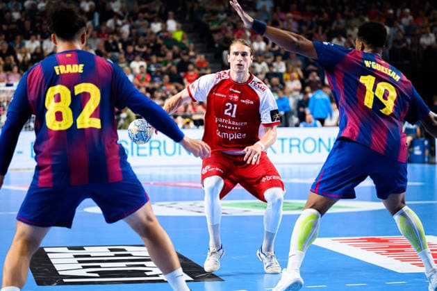 Koeln, Deutschland: Handball EHF CL Final 4 - Halbfinale - Aalborg Handbold - Barca v.li. Luis Frade (Barcelona), Juri Knorr (Aalborg), Timothey N guessan (Barcelona) Koeln Lanxess Arena Nordrhein-Westfalen Deutschland