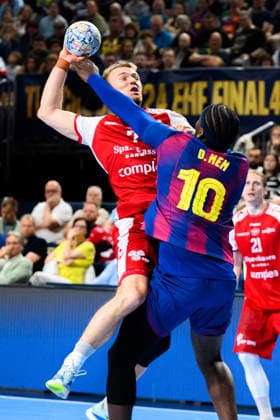 Koeln, Deutschland: Handball EHF CL Final 4 - Halbfinale - Aalborg Handbold - Barca Thomas Arnoldsen (Aalborg), Dika Mem (Barcelona) Koeln Lanxess Arena Nordrhein-Westfalen Deutschland