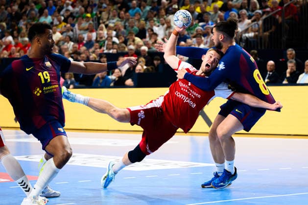 Koeln, Deutschland: Handball EHF CL Final 4 - Halbfinale - Aalborg Handbold - Barca v. li. im Zweikampf Alexandre Blonz (Aalborg) und Luis Frade (Barcelona) Koeln Lanxess Arena Nordrhein-Westfalen Deutschland