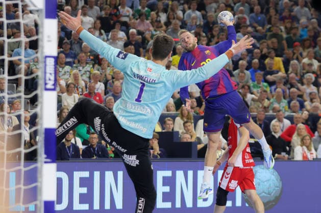13.06.2025, xtgx, Handball, EHF Champions League Halbfinale, Aalborg Handbold - FC Barcelona, Barca v.l. Aleix Gomez (Barcelona, 20) wirft Tor, Torschuetze, erzielt Tor, Treffer, scores the goal Koeln