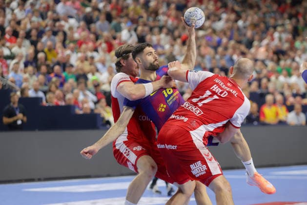 13.06.2025, xtgx, Handball, EHF Champions League Halbfinale, Aalborg Handbold - FC Barcelona, Barca v.l. Vetle Rönningen (Aalborg, 8), Blaz Janc (Barcelona, 18) Zweikampf, Duell, Kampf, tackle Koeln