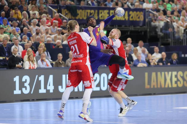 13.06.2025, xtgx, Handball, EHF Champions League Halbfinale, Aalborg Handbold - FC Barcelona, Barca v.l. Juri Knorr (Aalborg, 21), Dika Mem (Barcelona, 10) , Rene Antonsen (Aalborg, 22) Zweikampf, Duell, Kampf, tackle Koeln
