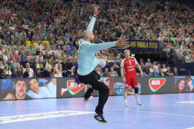 13.06.2025, xtgx, Handball, EHF Champions League Halbfinale, Aalborg Handbold - FC Barcelona, Barca v.l. Fabian Norsten (Aalborg, 12) Parade, haelt den Ball, faengt den Ball, pariert Koeln