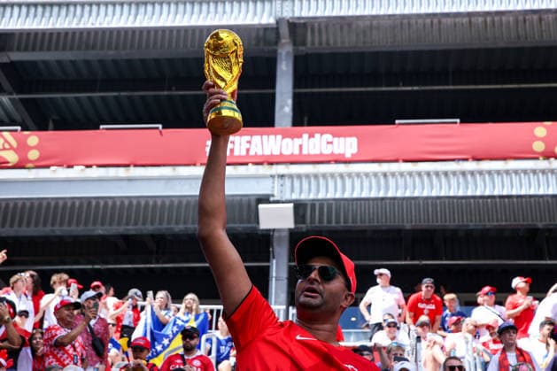 Canada v Bosnia and Herzegovina: Group B - FIFA World Cup, WM, Weltmeisterschaft, Fussball 2026 A Team Canada supporter poses with a replica FIFA World Cup trophy during the FIFA World Cup 2026 group stage match between Canada and Bosnia and Herzegovina at Toronto Stadium in Toronto, Canada, on June 12, 2026. Toronto Ontario Canada  Copyright: xIndrawanxKumalax originalFilename:kumala-thefifaw260612_npIgk.jpg