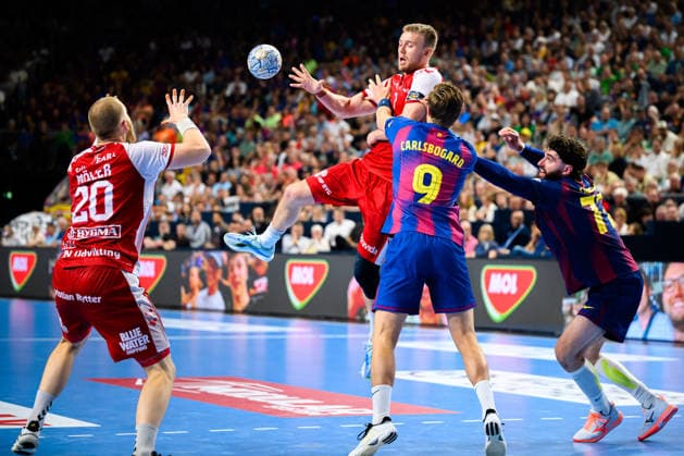 Koeln, Deutschland: Handball EHF CL Final 4 - Halbfinale - Aalborg Handbold - Barca Thomas Arnoldsen (Aalborg) mit dem Pass auf Felix Moeller (Aalborg), Jonathan Carlsbogard (Barcelona), Ludovic Fabregas (Barcelona) Koeln Lanxess Arena Nordrhein-Westfalen Deutschland