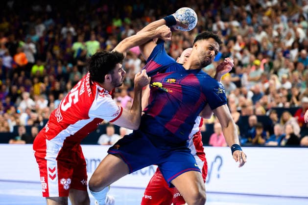 Koeln, Deutschland: Handball EHF CL Final 4 - Halbfinale - Aalborg Handbold - Barca v. li. im Zweikampf Marinus Grandahl Munk (Aalborg) und Timothey N guessan (Barcelona) Koeln Lanxess Arena Nordrhein-Westfalen Deutschland