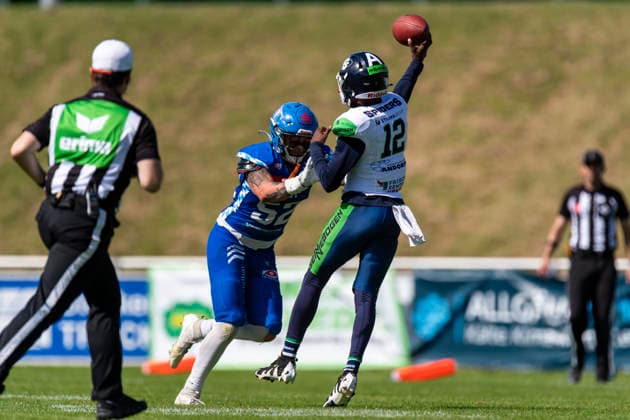 Sven Dorfner (QB, Straubing Spiders, 12) mit Leon Eisert (Allgaeu Comets, LB, 52) GER, Allgaeu Comets vs Straubing Spiders, American Football, GFL, Saison 2026, Week 06, 13.06.2026 GER, Allgaeu Comets vs Straubing Spiders, American Football, GFL, Saison 2026, Week 06, 13.06.2026 Kempten