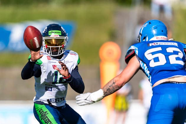 Sven Dorfner (QB, Straubing Spiders, 12) mit Leon Eisert (Allgaeu Comets, LB, 52) GER, Allgaeu Comets vs Straubing Spiders, American Football, GFL, Saison 2026, Week 06, 13.06.2026 GER, Allgaeu Comets vs Straubing Spiders, American Football, GFL, Saison 2026, Week 06, 13.06.2026 Kempten