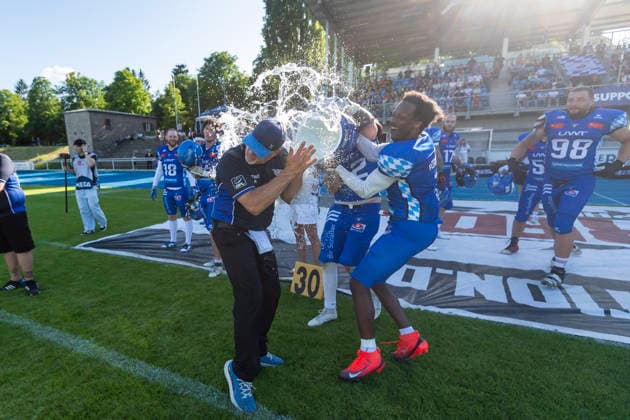 Wasserdusche fuer Mark Priegnitz (Allgaeu Comets, Headcoach) von Leon Eisert (Allgaeu Comets, LB, 52) und Chris Lipsey (Allgaeu Comets, RB DB, 1) GER, Allgaeu Comets vs Straubing Spiders, American Football, GFL, Saison 2026, Week 06, 13.06.2026 GER, Allgaeu Comets vs Straubing Spiders, American Football, GFL, Saison 2026, Week 06, 13.06.2026 Kempten