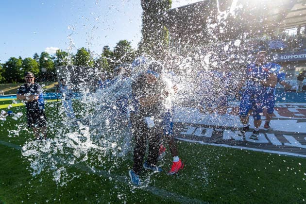 Wasserdusche fuer Mark Priegnitz (Allgaeu Comets, Headcoach) von Leon Eisert (Allgaeu Comets, LB, 52) und Chris Lipsey (Allgaeu Comets, RB DB, 1) GER, Allgaeu Comets vs Straubing Spiders, American Football, GFL, Saison 2026, Week 06, 13.06.2026 GER, Allgaeu Comets vs Straubing Spiders, American Football, GFL, Saison 2026, Week 06, 13.06.2026 Kempten