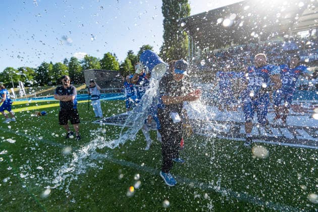 Wasserdusche fuer Mark Priegnitz (Allgaeu Comets, Headcoach) von Leon Eisert (Allgaeu Comets, LB, 52) und Chris Lipsey (Allgaeu Comets, RB DB, 1) GER, Allgaeu Comets vs Straubing Spiders, American Football, GFL, Saison 2026, Week 06, 13.06.2026 GER, Allgaeu Comets vs Straubing Spiders, American Football, GFL, Saison 2026, Week 06, 13.06.2026 Kempten