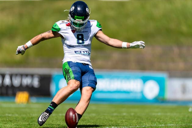 Kickoff von Kristof Komiszar (DB, Straubing Spiders, 8) GER, Allgaeu Comets vs Straubing Spiders, American Football, GFL, Saison 2026, Week 06, 13.06.2026 GER, Allgaeu Comets vs Straubing Spiders, American Football, GFL, Saison 2026, Week 06, 13.06.2026 Kempten