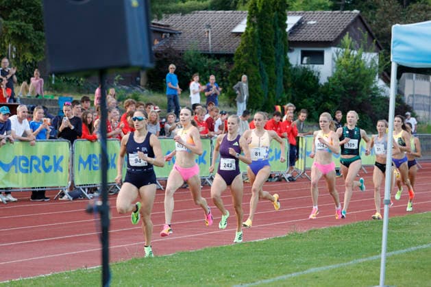 13.06.2026 Leichtathletik Merck Laufgala Pfungstadt TSV Stadion mit Top-Läufen hier 800m Lauf - zwei Läuferinnen unter 2 Minuten Nr 242 Majtie KOLBERG LG Kreis Ahrweiler in 1:58.67 Min und Nr 455 Ziva Remic Slowenien (2009) in 1:59.64 min Pfungstadt Hessen Deutschland