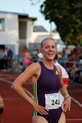 13.06.2026 Leichtathletik Merck Laufgala Pfungstadt TSV Stadion mit Top-Läufen hier 800m Lauf - zwei Läuferinnen unter 2 Minuten Nr 242 Majtie KOLBERG LG Kreis Ahrweiler in 1:58.67 Min und Nr 455 Ziva Remic Slowenien (2009) in 1:59.64 min Pfungstadt Hessen Deutschland