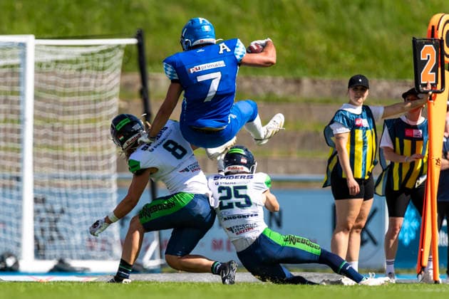 Kristof Komiszar (DB, Straubing Spiders, 8) und Pascal Sendelbach (DB, Straubing Spiders, 25) stoppen Gabriel Quigley (Allgaeu Comets, WR, 7) GER, Allgaeu Comets vs Straubing Spiders, American Football, GFL, Saison 2026, Week 06, 13.06.2026 GER, Allgaeu Comets vs Straubing Spiders, American Football, GFL, Saison 2026, Week 06, 13.06.2026 Kempten