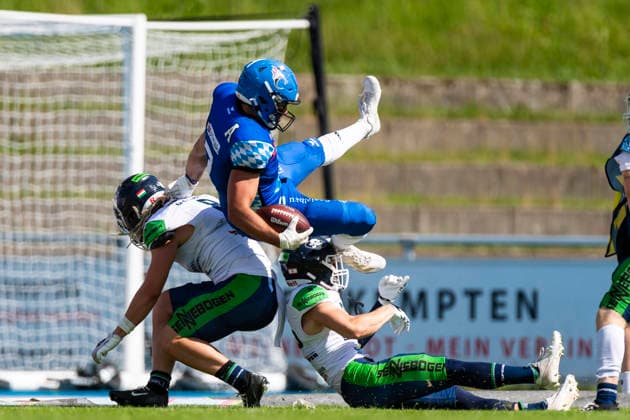Kristof Komiszar (DB, Straubing Spiders, 8) und Pascal Sendelbach (DB, Straubing Spiders, 25) stoppen Gabriel Quigley (Allgaeu Comets, WR, 7) GER, Allgaeu Comets vs Straubing Spiders, American Football, GFL, Saison 2026, Week 06, 13.06.2026 GER, Allgaeu Comets vs Straubing Spiders, American Football, GFL, Saison 2026, Week 06, 13.06.2026 Kempten