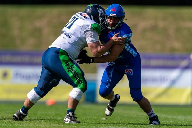 Philipp Pleischl (OL, Straubing Spiders, 71) mit Friedrich Rupp (Allgaeu Comets, DE, 94) GER, Allgaeu Comets vs Straubing Spiders, American Football, GFL, Saison 2026, Week 06, 13.06.2026 GER, Allgaeu Comets vs Straubing Spiders, American Football, GFL, Saison 2026, Week 06, 13.06.2026 Kempten