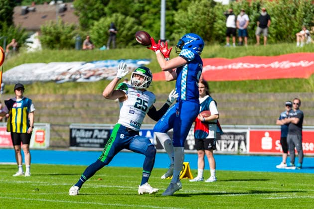 Martin Horn (Allgaeu Comets, WR, 9) mit Pascal Sendelbach (DB, Straubing Spiders, 25) GER, Allgaeu Comets vs Straubing Spiders, American Football, GFL, Saison 2026, Week 06, 13.06.2026 GER, Allgaeu Comets vs Straubing Spiders, American Football, GFL, Saison 2026, Week 06, 13.06.2026 Kempten