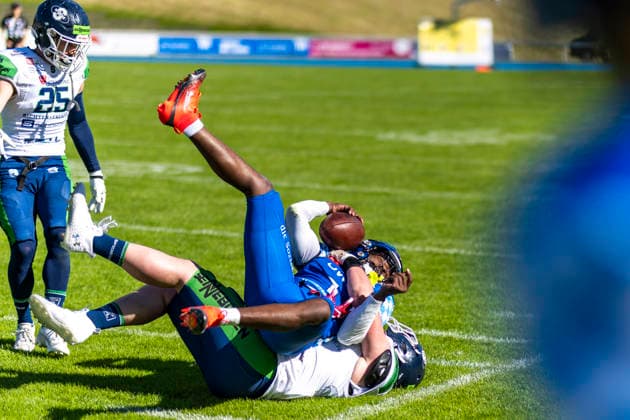 Chris Lipsey (Allgaeu Comets, RB DB, 1) mit Joshua Hassold (LB, Straubing Spiders, 37) GER, Allgaeu Comets vs Straubing Spiders, American Football, GFL, Saison 2026, Week 06, 13.06.2026 GER, Allgaeu Comets vs Straubing Spiders, American Football, GFL, Saison 2026, Week 06, 13.06.2026 Kempten