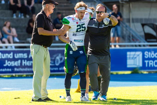 Pascal Sendelbach (DB, Straubing Spiders, 25) wird von den Betreuern versorgt GER, Allgaeu Comets vs Straubing Spiders, American Football, GFL, Saison 2026, Week 06, 13.06.2026 GER, Allgaeu Comets vs Straubing Spiders, American Football, GFL, Saison 2026, Week 06, 13.06.2026 Kempten