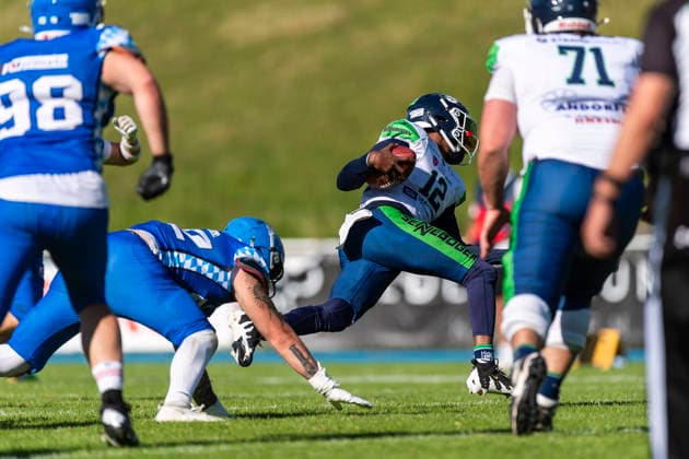 Sven Dorfner (QB, Straubing Spiders, 12) wird von Finn Ludolph (OL, Straubing Spiders, 52) gestoppt GER, Allgaeu Comets vs Straubing Spiders, American Football, GFL, Saison 2026, Week 06, 13.06.2026 GER, Allgaeu Comets vs Straubing Spiders, American Football, GFL, Saison 2026, Week 06, 13.06.2026 Kempten
