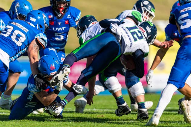 Beau Priegnitz (Allgaeu Comets, LB, 13) zieht Sven Dorfner (QB, Straubing Spiders, 12) die Beine weg GER, Allgaeu Comets vs Straubing Spiders, American Football, GFL, Saison 2026, Week 06, 13.06.2026 GER, Allgaeu Comets vs Straubing Spiders, American Football, GFL, Saison 2026, Week 06, 13.06.2026 Kempten