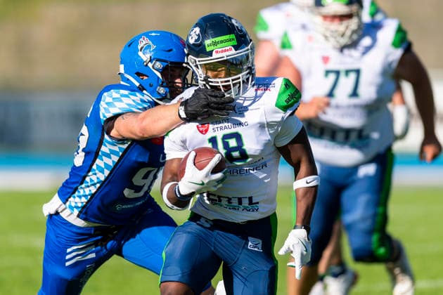Ovie Bazunu (WR, Straubing Spiders, 18) wird von Krzysztof Spychala (Allgaeu Comets, DE, 98) gestoppt GER, Allgaeu Comets vs Straubing Spiders, American Football, GFL, Saison 2026, Week 06, 13.06.2026 GER, Allgaeu Comets vs Straubing Spiders, American Football, GFL, Saison 2026, Week 06, 13.06.2026 Kempten