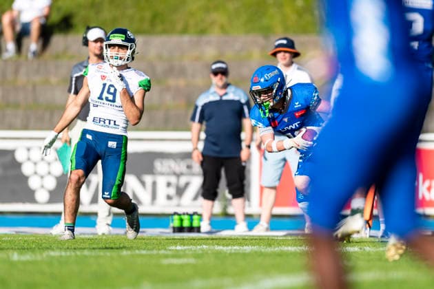 Interception von David King (Allgaeu Comets, DB, 19) vor Eloi Soler (WR, Straubing Spiders, 19) GER, Allgaeu Comets vs Straubing Spiders, American Football, GFL, Saison 2026, Week 06, 13.06.2026 GER, Allgaeu Comets vs Straubing Spiders, American Football, GFL, Saison 2026, Week 06, 13.06.2026 Kempten