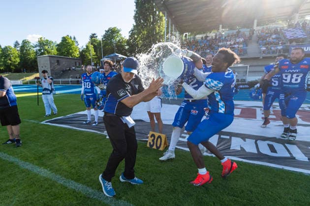 Wasserdusche fuer Mark Priegnitz (Allgaeu Comets, Headcoach) von Leon Eisert (Allgaeu Comets, LB, 52) und Chris Lipsey (Allgaeu Comets, RB DB, 1) GER, Allgaeu Comets vs Straubing Spiders, American Football, GFL, Saison 2026, Week 06, 13.06.2026 GER, Allgaeu Comets vs Straubing Spiders, American Football, GFL, Saison 2026, Week 06, 13.06.2026 Kempten