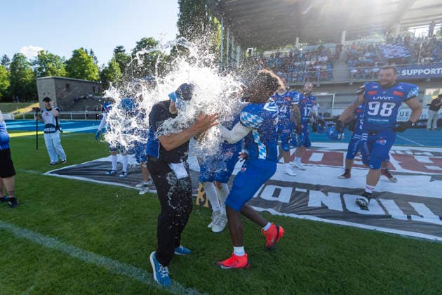 Wasserdusche fuer Mark Priegnitz (Allgaeu Comets, Headcoach) von Leon Eisert (Allgaeu Comets, LB, 52) und Chris Lipsey (Allgaeu Comets, RB DB, 1) GER, Allgaeu Comets vs Straubing Spiders, American Football, GFL, Saison 2026, Week 06, 13.06.2026 GER, Allgaeu Comets vs Straubing Spiders, American Football, GFL, Saison 2026, Week 06, 13.06.2026 Kempten