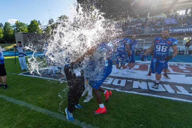 Wasserdusche fuer Mark Priegnitz (Allgaeu Comets, Headcoach) von Leon Eisert (Allgaeu Comets, LB, 52) und Chris Lipsey (Allgaeu Comets, RB DB, 1) GER, Allgaeu Comets vs Straubing Spiders, American Football, GFL, Saison 2026, Week 06, 13.06.2026 GER, Allgaeu Comets vs Straubing Spiders, American Football, GFL, Saison 2026, Week 06, 13.06.2026 Kempten