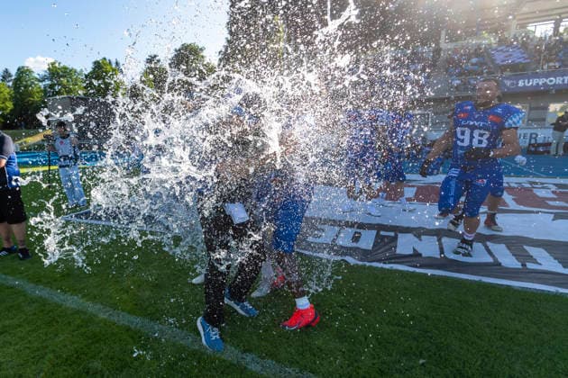 Wasserdusche fuer Mark Priegnitz (Allgaeu Comets, Headcoach) von Leon Eisert (Allgaeu Comets, LB, 52) und Chris Lipsey (Allgaeu Comets, RB DB, 1) GER, Allgaeu Comets vs Straubing Spiders, American Football, GFL, Saison 2026, Week 06, 13.06.2026 GER, Allgaeu Comets vs Straubing Spiders, American Football, GFL, Saison 2026, Week 06, 13.06.2026 Kempten