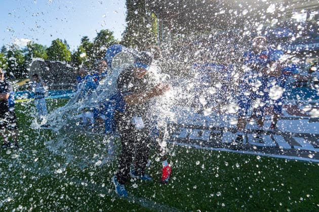 Wasserdusche fuer Mark Priegnitz (Allgaeu Comets, Headcoach) von Leon Eisert (Allgaeu Comets, LB, 52) und Chris Lipsey (Allgaeu Comets, RB DB, 1) GER, Allgaeu Comets vs Straubing Spiders, American Football, GFL, Saison 2026, Week 06, 13.06.2026 GER, Allgaeu Comets vs Straubing Spiders, American Football, GFL, Saison 2026, Week 06, 13.06.2026 Kempten