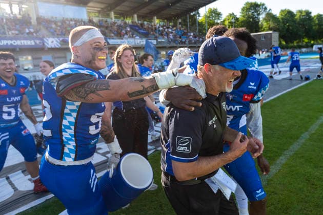 Wasserdusche fuer Mark Priegnitz (Allgaeu Comets, Headcoach) von Leon Eisert (Allgaeu Comets, LB, 52) und Chris Lipsey (Allgaeu Comets, RB DB, 1) GER, Allgaeu Comets vs Straubing Spiders, American Football, GFL, Saison 2026, Week 06, 13.06.2026 GER, Allgaeu Comets vs Straubing Spiders, American Football, GFL, Saison 2026, Week 06, 13.06.2026 Kempten