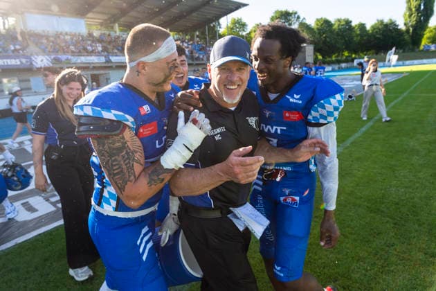 Wasserdusche fuer Mark Priegnitz (Allgaeu Comets, Headcoach) von Leon Eisert (Allgaeu Comets, LB, 52) und Chris Lipsey (Allgaeu Comets, RB DB, 1) GER, Allgaeu Comets vs Straubing Spiders, American Football, GFL, Saison 2026, Week 06, 13.06.2026 GER, Allgaeu Comets vs Straubing Spiders, American Football, GFL, Saison 2026, Week 06, 13.06.2026 Kempten