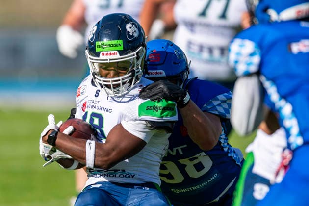 Ovie Bazunu (WR, Straubing Spiders, 18) wird von Krzysztof Spychala (Allgaeu Comets, DE, 98) gestoppt GER, Allgaeu Comets vs Straubing Spiders, American Football, GFL, Saison 2026, Week 06, 13.06.2026 GER, Allgaeu Comets vs Straubing Spiders, American Football, GFL, Saison 2026, Week 06, 13.06.2026 Kempten