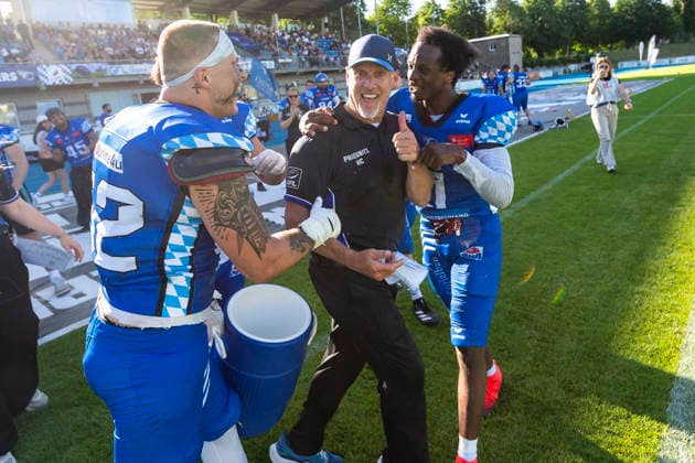 Wasserdusche fuer Mark Priegnitz (Allgaeu Comets, Headcoach) von Leon Eisert (Allgaeu Comets, LB, 52) und Chris Lipsey (Allgaeu Comets, RB DB, 1) GER, Allgaeu Comets vs Straubing Spiders, American Football, GFL, Saison 2026, Week 06, 13.06.2026 GER, Allgaeu Comets vs Straubing Spiders, American Football, GFL, Saison 2026, Week 06, 13.06.2026 Kempten