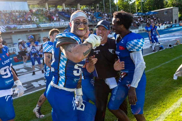 Wasserdusche fuer Mark Priegnitz (Allgaeu Comets, Headcoach) von Leon Eisert (Allgaeu Comets, LB, 52) und Chris Lipsey (Allgaeu Comets, RB DB, 1) GER, Allgaeu Comets vs Straubing Spiders, American Football, GFL, Saison 2026, Week 06, 13.06.2026 GER, Allgaeu Comets vs Straubing Spiders, American Football, GFL, Saison 2026, Week 06, 13.06.2026 Kempten