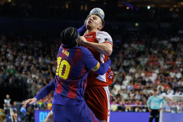 Thomas ARNOLDSEN (Aalborg Handbold, 07) im Zweikampf gegen Dika MEM FC Barcelona, Barca Barca, 10) GER, Aalborg Handbold vs. FC Barcelona, Handball, TruckScout24 EHF FINAL4 2026, Halbfinale, Spielzeit 2025 2026, 13.06.2026, GER, Aalborg Handbold vs. FC Barcelona, Handball, TruckScout24 EHF FINAL4 2026, Halbfinale, Spielzeit 2025 2026, 13.06.2026, Koeln